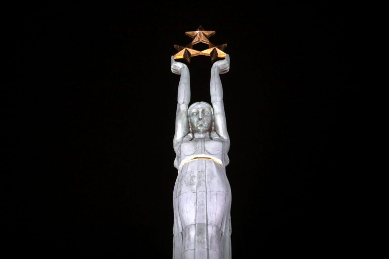 КОРОТКО О ГЛАВНОМ: в Латвии рекорд COVID, подсвечен памятник Свободы, визит Тихановской в Ригу, «страшная» ошибка Дании