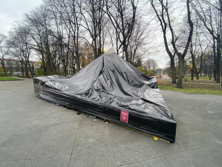 ФОТО: «Темные дни для искусства». Скульпторы устроили в Риге протестную акцию