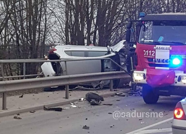 ФОТО: в Екабпилсе машина вылетела на тротуар и перевернулась