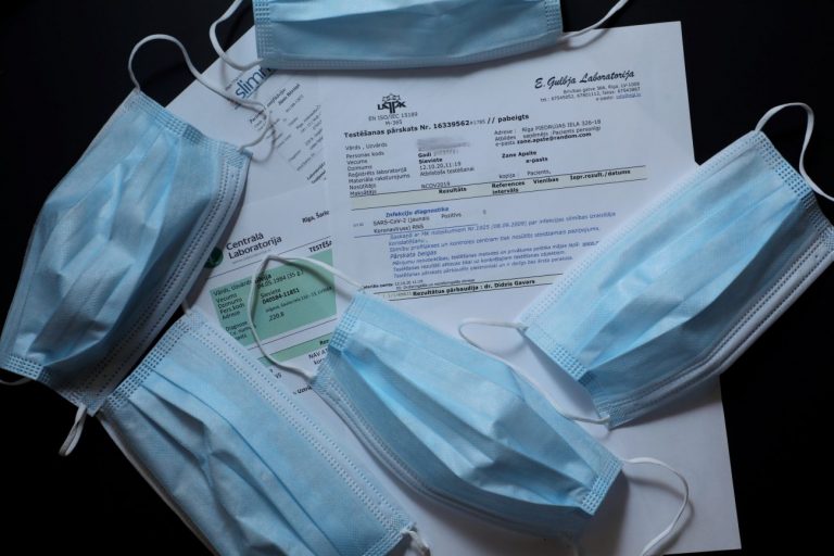 В Латвии за сутки выявлено 395 случаев COVID-19, 5 человек скончались