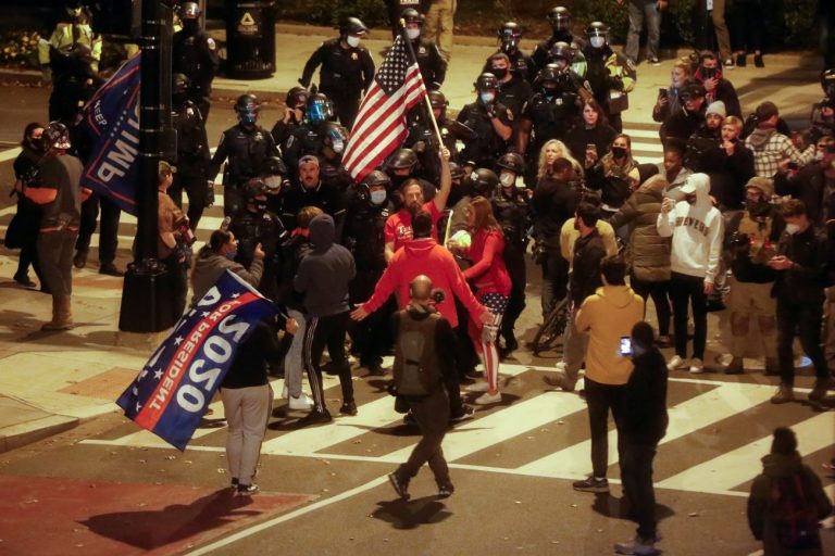 В Вашингтоне столкнулись сторонники и противники Трампа, задержано 20 человек (ВИДЕО)