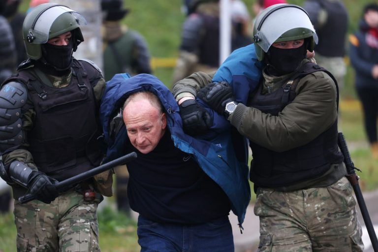 Протесты в Минске: задержано более 500 человек, силовики используют светошумовые гранаты