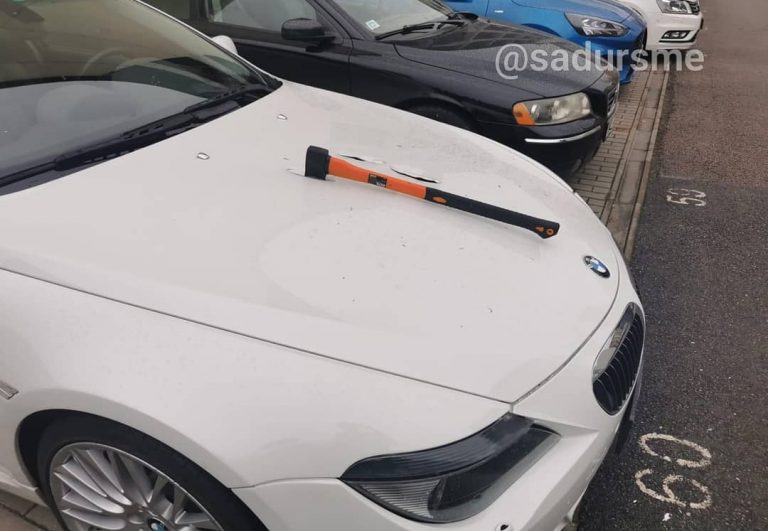 Преступление и наказание по-рижски. В Межциемсе в BMW воткнули топор