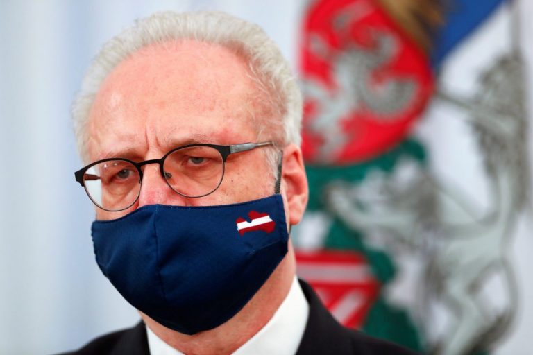 Политолог: президент скрылся на даче в Юрмале, люди это не оценят
