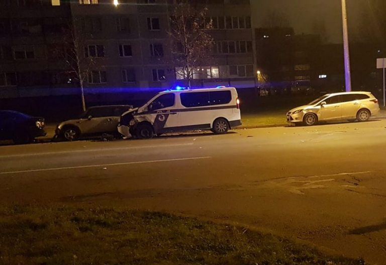 ФОТО: в Плявниеки в ДТП пострадали семь машин, в том числе полицейский «бусик»