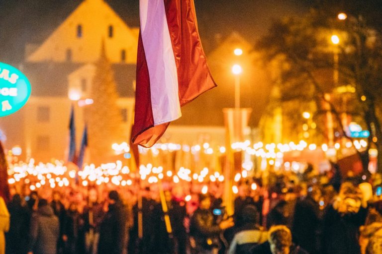 Вопреки традициям, против COVID: 18 ноября общественный транспорт Риги не будет бесплатным