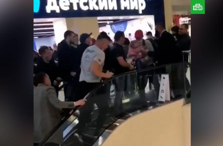 ВИДЕО: посетители торгового центра толпой спасали девочку, руку которой затянуло в эскалатор