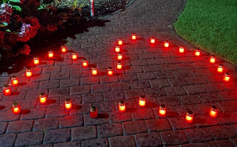 Свечи, семья и контур страны по улицам: как отмечали 18 ноября простые латвийцы