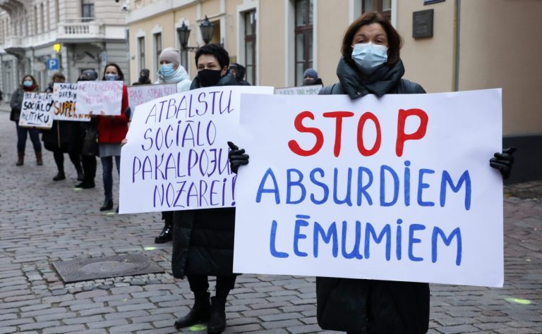 Три пикета в Риге: социальные работники потребовали улучшить условия труда