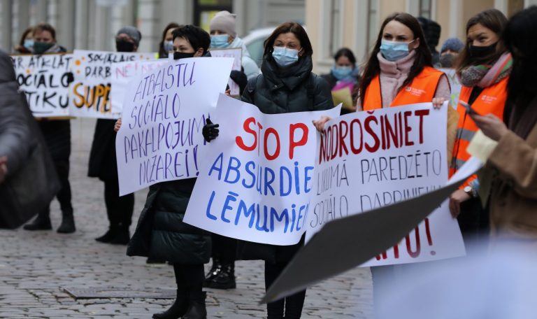 У Сейма и Министерства благосостояния протестовали десятки социальных работников
