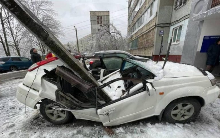 Названа причина падения плиты на машину во Владивостоке