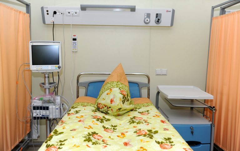 COVID-больные могут занять 1500 койко-мест: больницы ограничат услуги