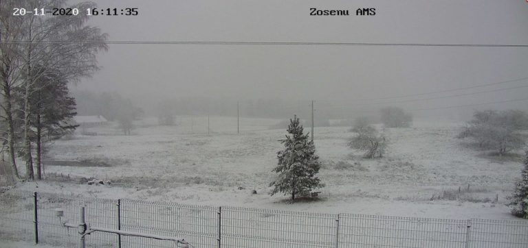 В Латвии выпал снег. Водителей призывают быть осторожными на дорогах