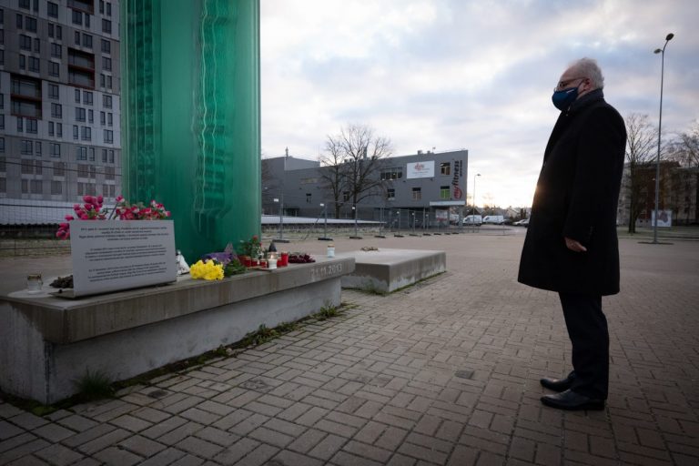 ФОТО: президент Латвии почтил память жертв золитудской трагедии