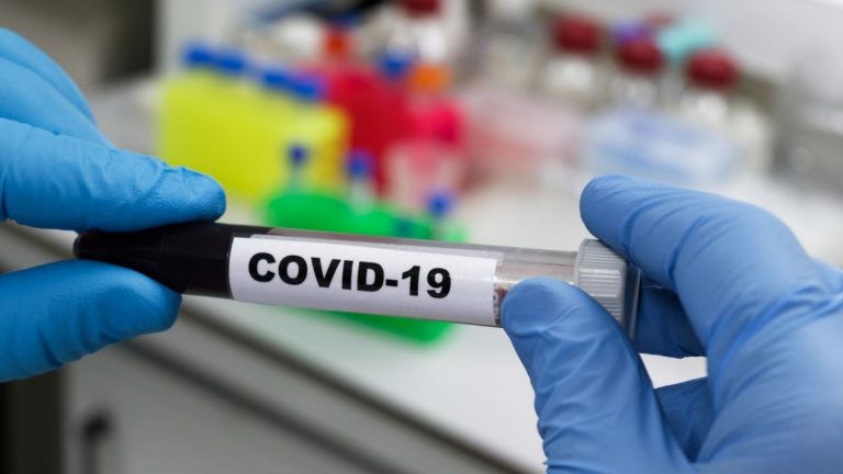 В Латвии за сутки выявлено 376 случаев COVID, 9,2% положительных тестов