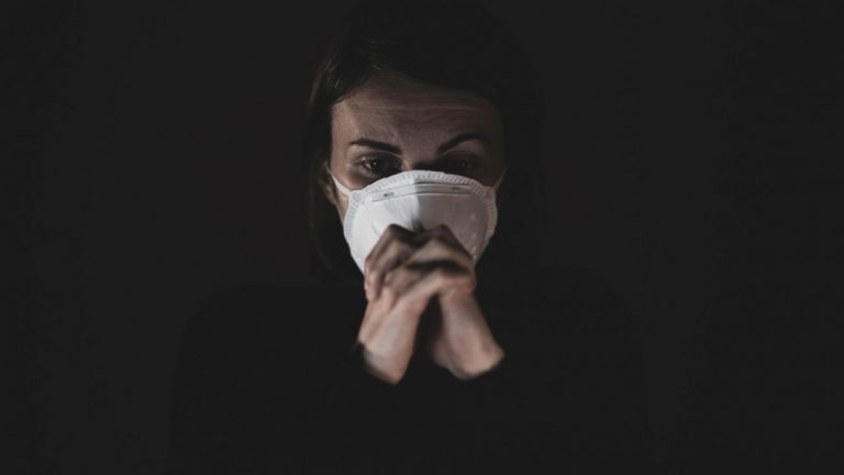 Психотерапевт: COVID-19 оставит у латвийцев большой эмоциональный шрам