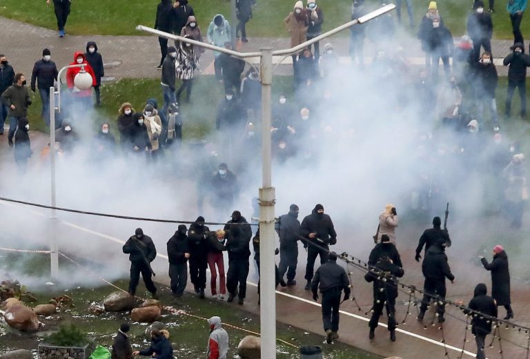В Минске прошел «Марш против фашистов»: милиция применила светошумовые гранаты