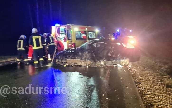 ФОТО: неудачный обгон под Яунелгавой, машины «всмятку»