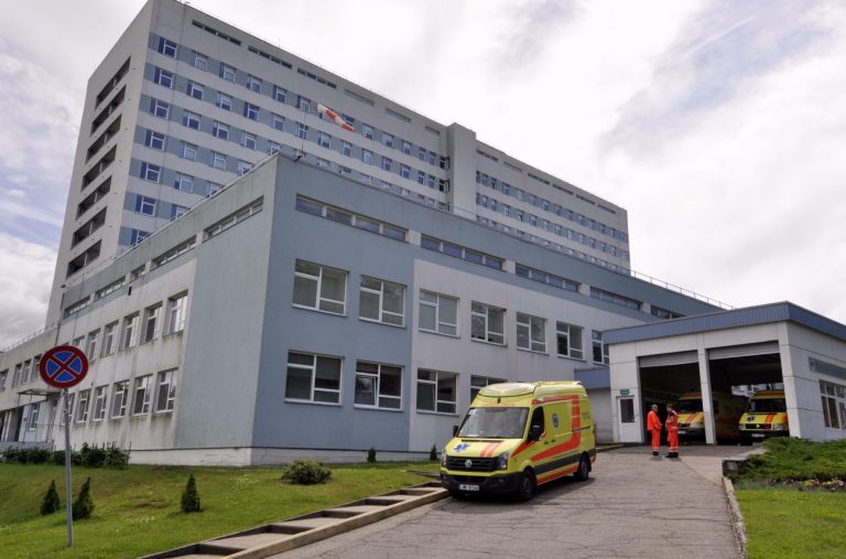 В Даугавпилсе принудительно изолируют инфицрованных COVID-19 бездомных, они самовольно уходят из больницы
