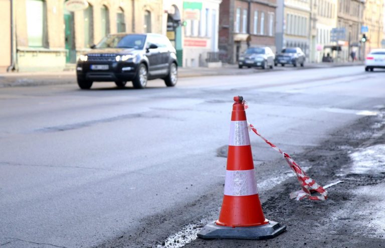 Депутат Рижской думы: хочу огорчить автомобилистов – четырех полос на Чака быть не может!