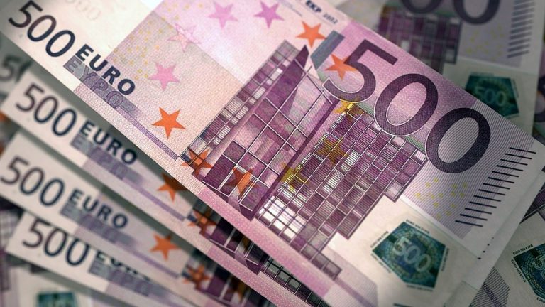 Со следующего года «минималка» в Латвии составит 500 евро