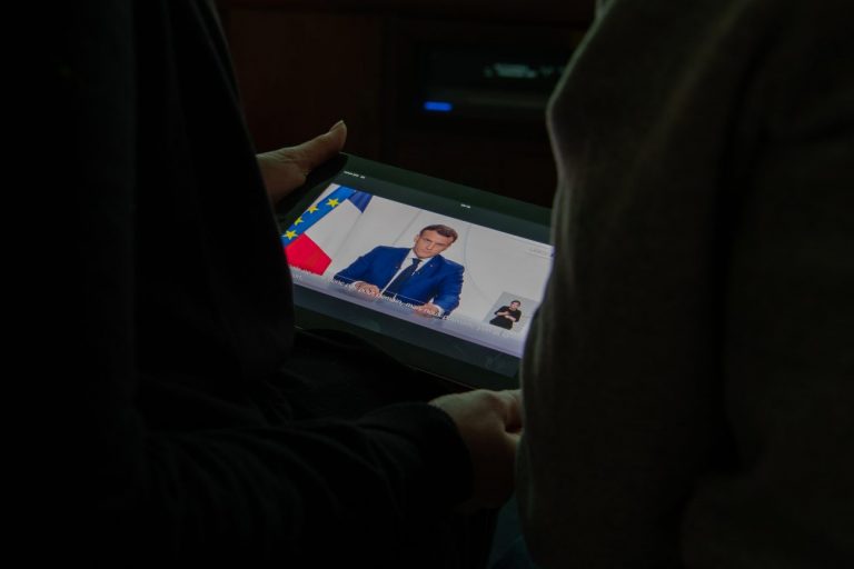 Французов выпускают из карантина. Снятие ограничений будет постепенным