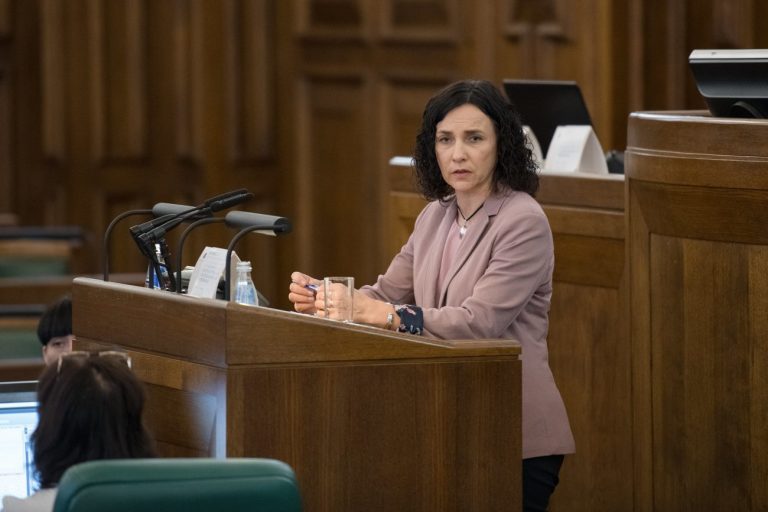 Формальные ответы и нерабочие ограничения: учителя готовы требовать отставки министра