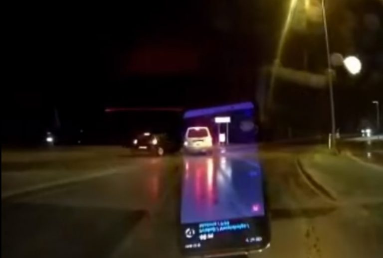 Не уступил дорогу: авария на круговом перекрестке в Цесисе (ВИДЕО)