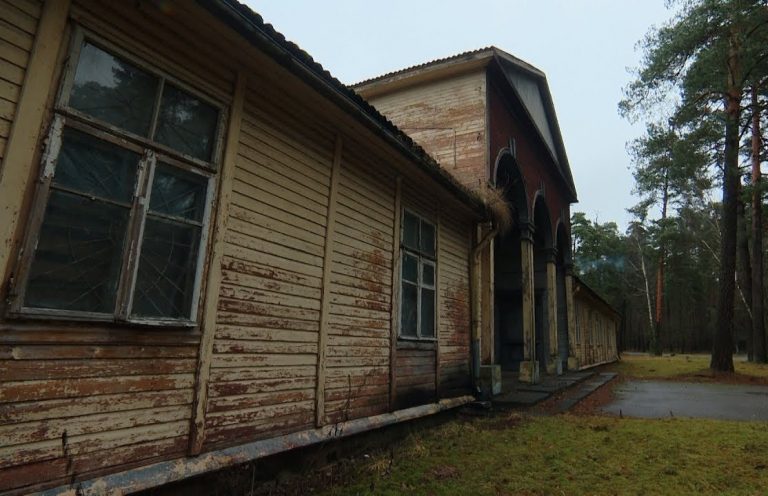В Межапарке частично снесут здание старого катка