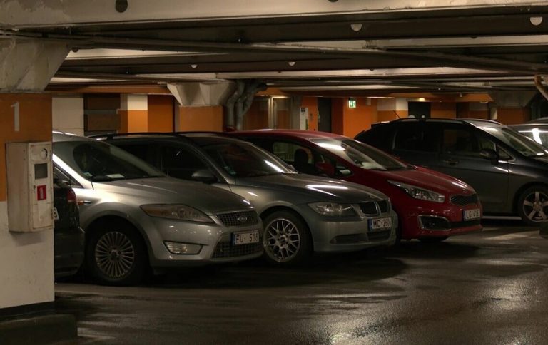 «Что я такого сделал?»: работник рижского ТЦ использовал чужие авто как «подставку»