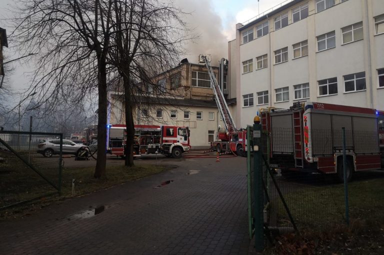 ФОТО: в Пардаугаве загорелось промышленное здание
