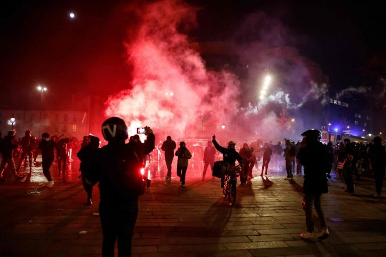 В Париже беспорядки: пострадало 37 стражей правопорядка