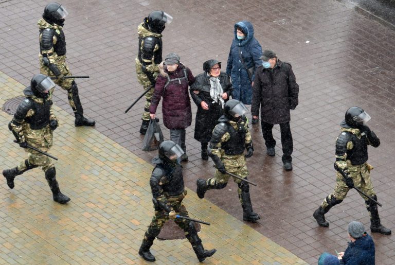 В Беларуси протестующие вышли на «марши соседей»: более 300 задержанных