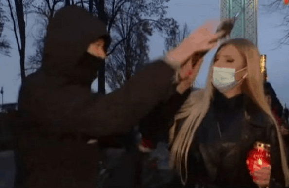 ВИДЕО: в Киеве напали на журналистку в прямом эфире
