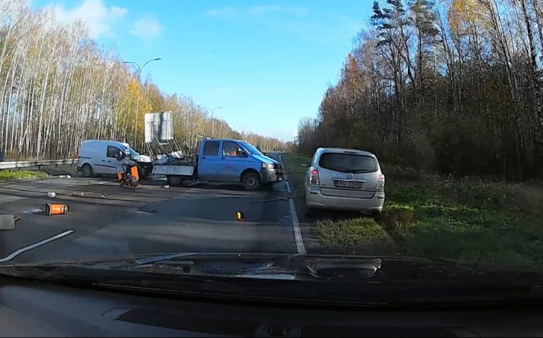 ФОТО: ДТП на Юрмальском шоссе, пострадал работник Ceļu pārvalde