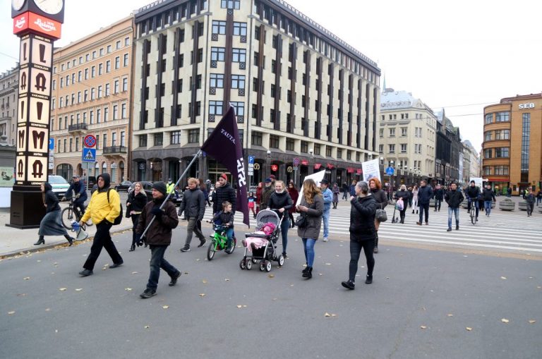 Чакша: COVID-диссиденты - это нормально, но некоторые политики их используют