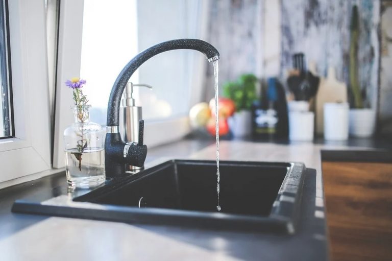 Ремонт: на некоторых улицах Риги сегодня не будет воды