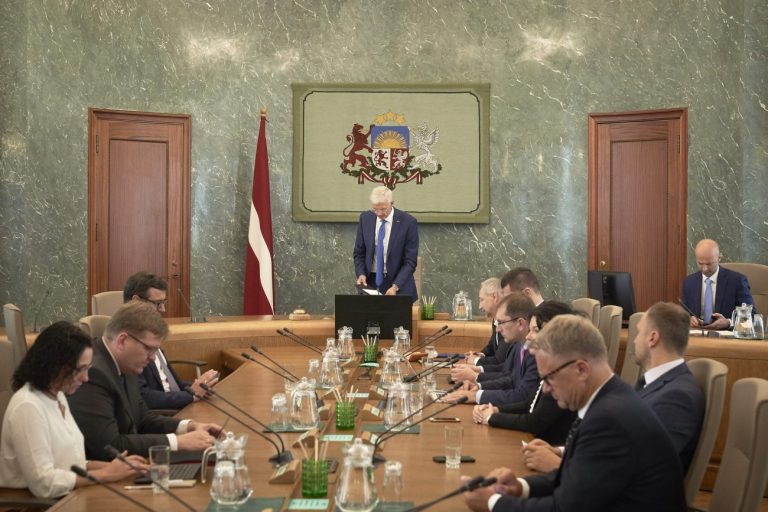 Депутат Сейма о «заморозке» зарплат: правительство должно быть солидарным с обществом