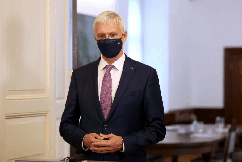 Кариньш признал ошибку при оказании поддержки населению Латвии. Обещал ее исправить
