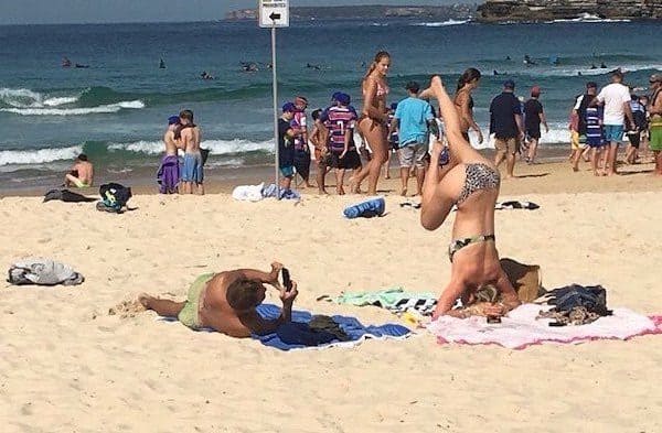На что идет парни, фотографируя своих девушек (17 фото)