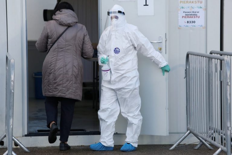 В Латвии за сутки выявлено 367 случаев COVID, 39 госпитализировано