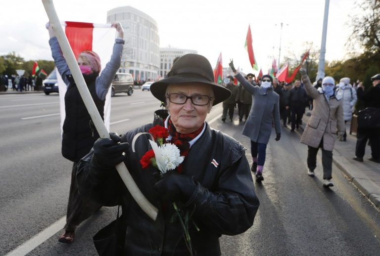В Беларуси силовики ворвались в квартиру 73-летней Нины Багинской – одной из символов протеста
