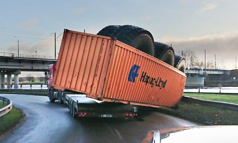 ФОТО: контейнер с шинами выскользнул из прицепа грузовика