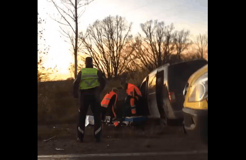 ВИДЕО: тяжелая авария на Лиепайском шоссе. Водителя ослепило солнце