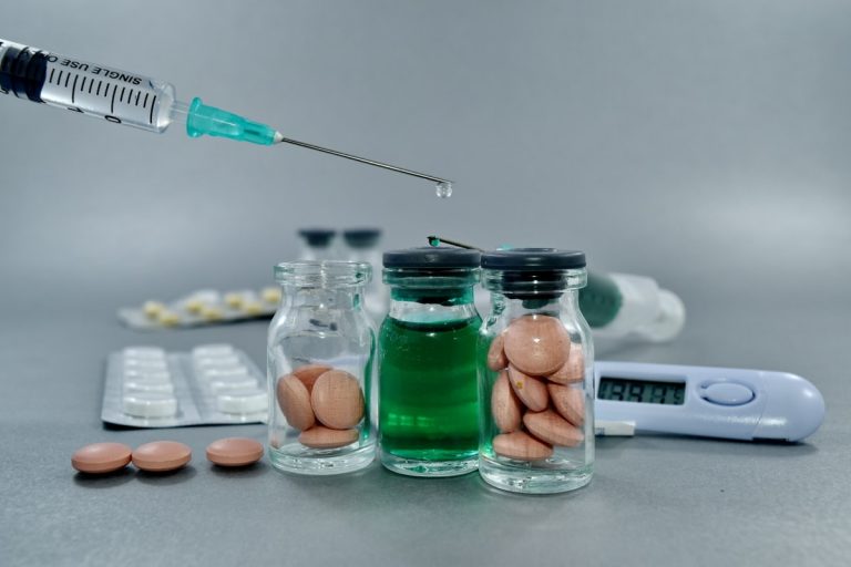 Одна из вакцин COVID-19 прошла третью фазу испытаний с 90% эффективностью