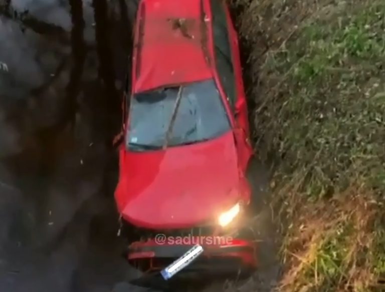 ВИДЕО: в Вецумниеки машину после аварии пришлось доставать из реки