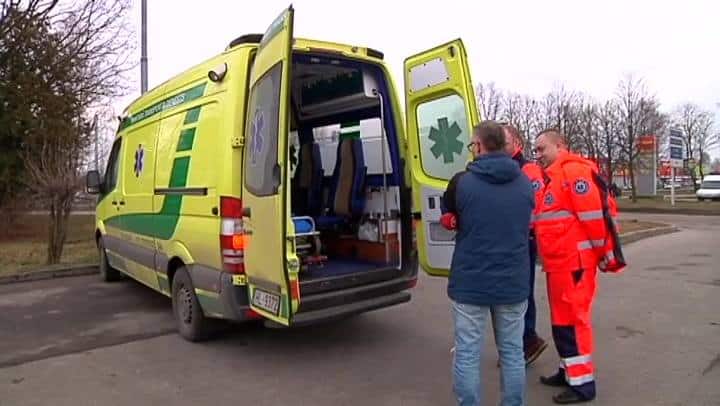 Компания: вопреки здравому смыслу, в Латвии COVID-больных перевозят на салфеточках