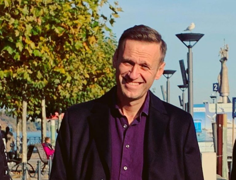 «Мне плевать на ваши угрозы»: Навального проверяют на экстремизм, тот обращается к Путину