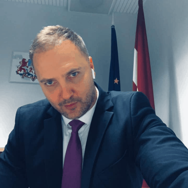 «В знак солидарности с обществом!»: глава МВД просит не повышать ему зарплату