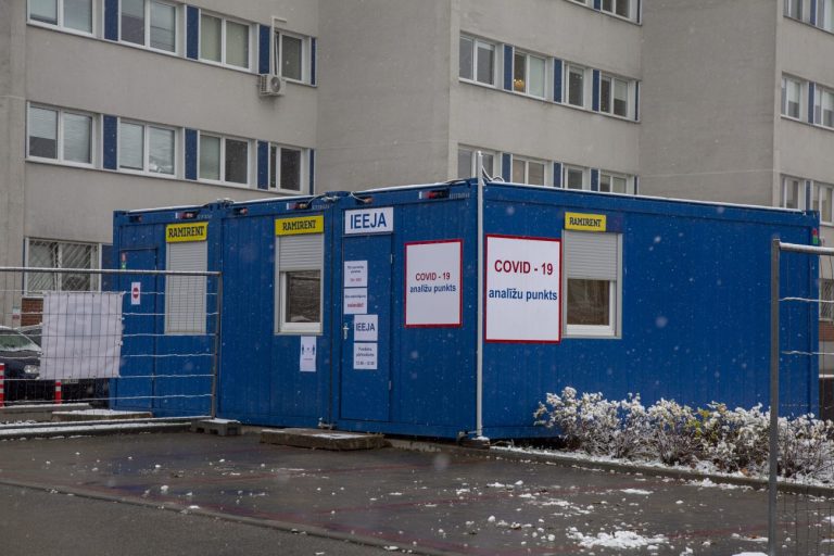 Еще в нескольких самоуправлениях Латвии вводятся более строгие ограничения из-за COVID